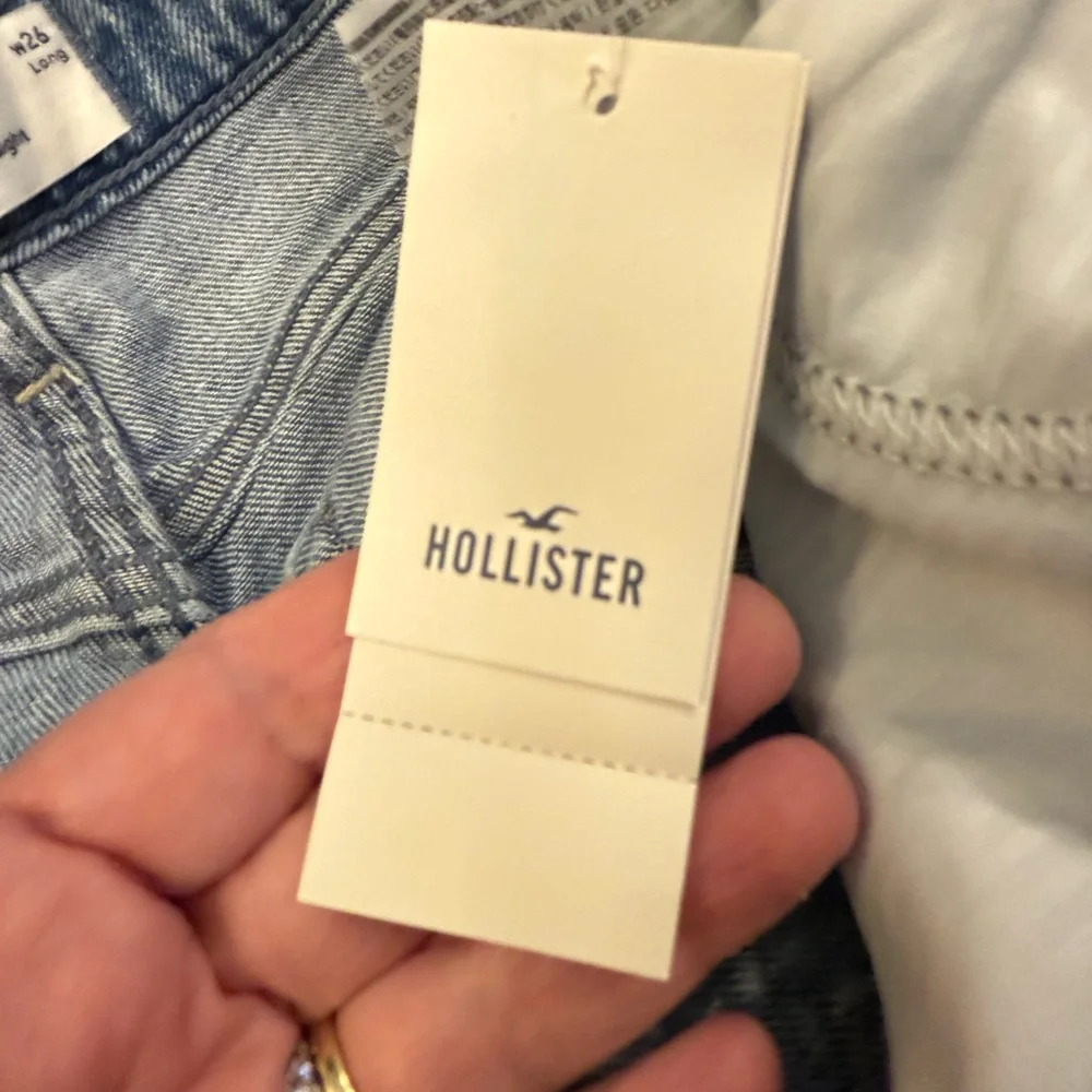HOLLISTER women’s Ultra High-Rise Medium Wash 90s Straight Jeans